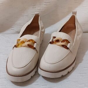 Vionic Cream Loafers with Tortoiseshell Chain Accent